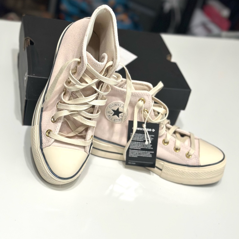 Converse Women's Light Pink suede platform Sneakers size 6